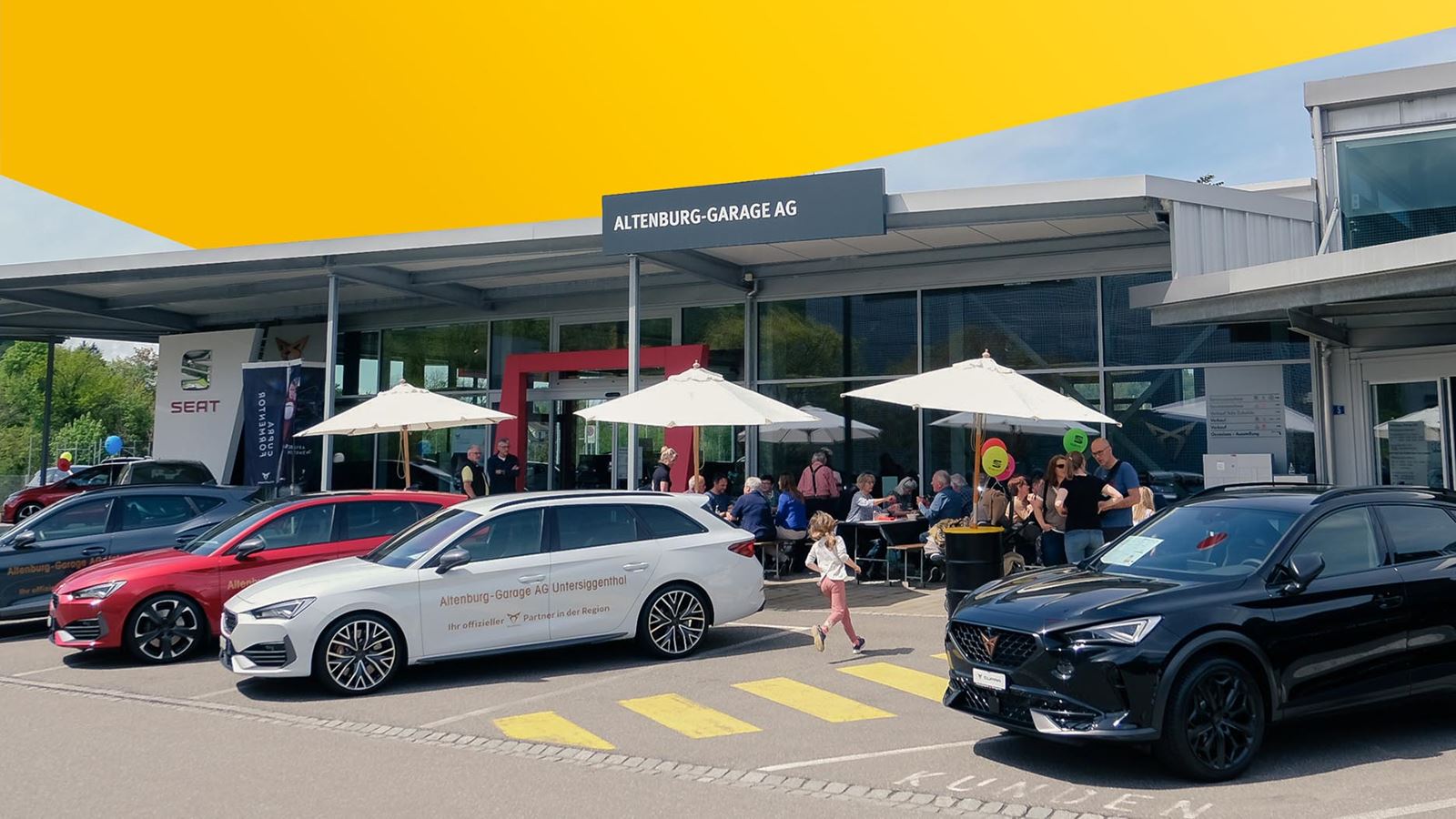 Entrée du garage d’Altenburg (avec élément de design jaune au-dessus)