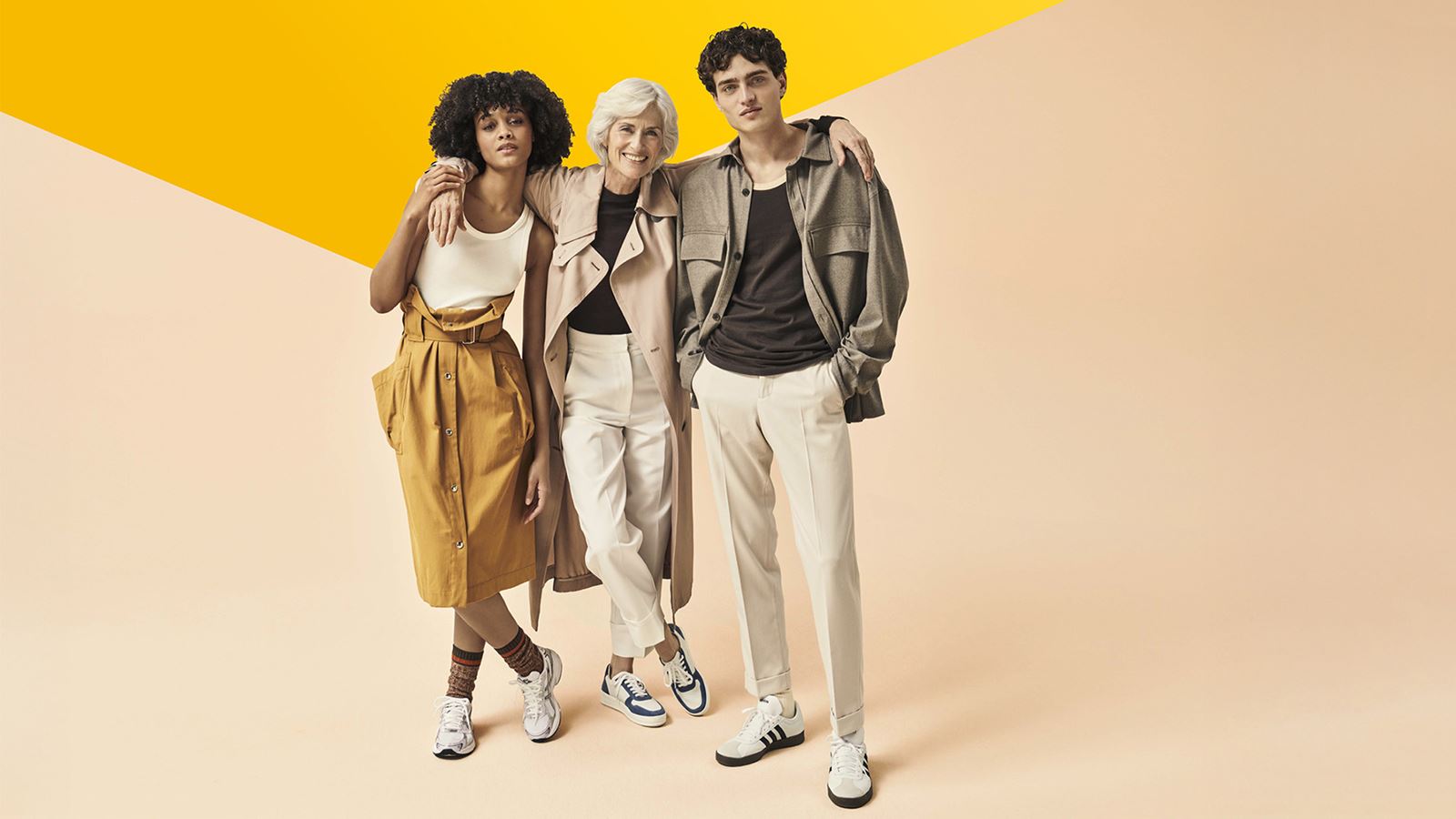 Trois personnes à la mode sur un fond rose pêche (avec un élément de design jaune superposé)