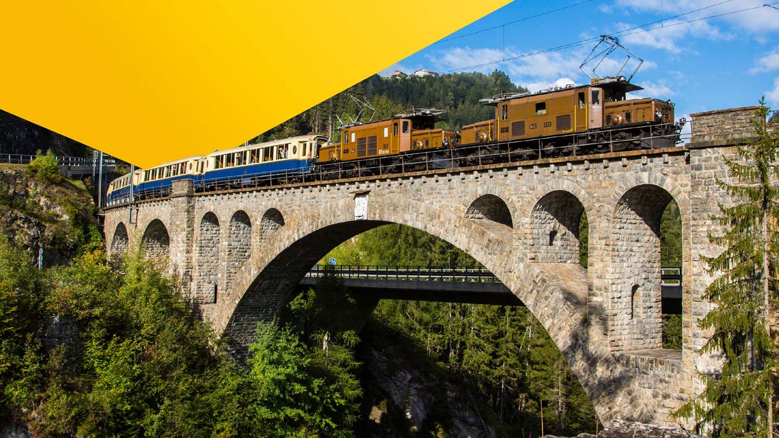 Une locomotive en crocodile tire les chariots Pullman chargés d’histoire sur l’itinéraire Glacier Express (avec un élément de design jaune superposé)