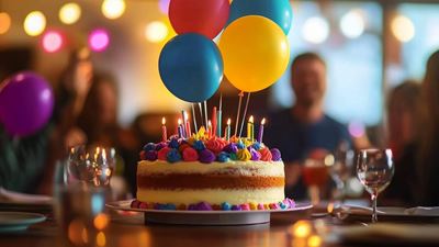 Torta di compleanno con candele e palloncini