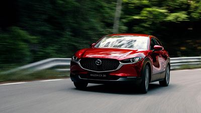 Fahrender Mazda auf der Stasse