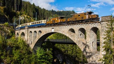 Una locomotiva di coccodrilli trasporta i vagoni Pullman ricchi di storia lungo il percorso Glacier Express