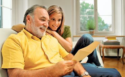Un homme et une femme lisent une lettre